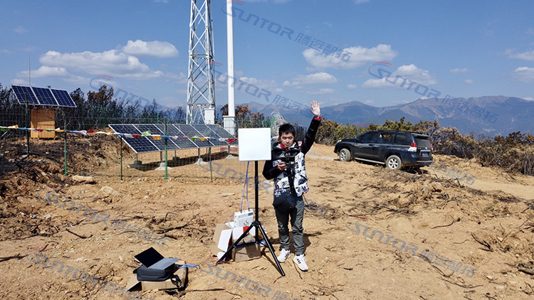 现场监控安装人员现场实拍图