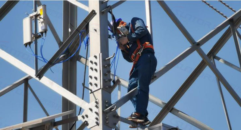 技术人员在现场安装通信设备 技术人员在现场安装通信设备